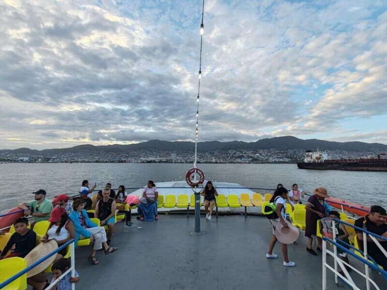 Acapulco: Sunset on Yacht Bonanza Tour - Authentic and Lively Atmosphere