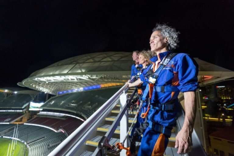 Adelaide: Adelaide Oval Night Roof Climb with Drink - The Rooftop Experience