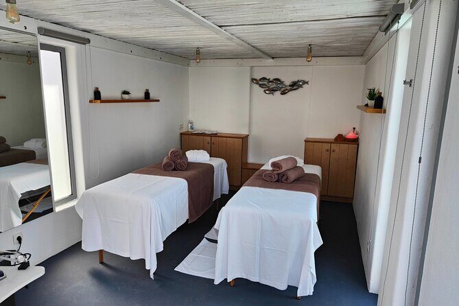 Akrotiri: Couples Massage with Dinner, Pool Access, wine, fruits - Who Should Book This Experience?