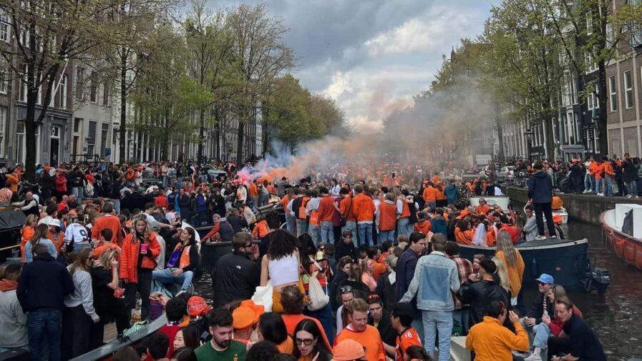 Amsterdam: 3 Hour Kings Day Boat Party with Unlimited Drinks - The Crowd and Atmosphere