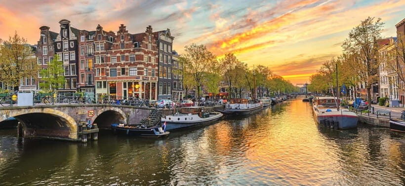 Amsterdam: City Highlights Tour with Canal Cruise - Walking Through the Village