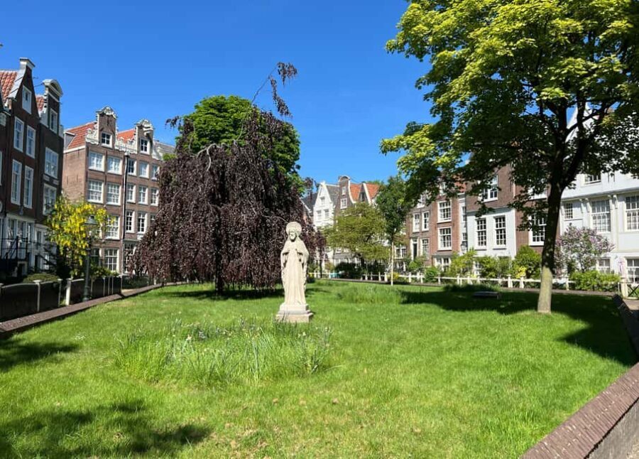 Amsterdam Legends & History Walking Tour with Local Guide - Who Is This Tour Best For?