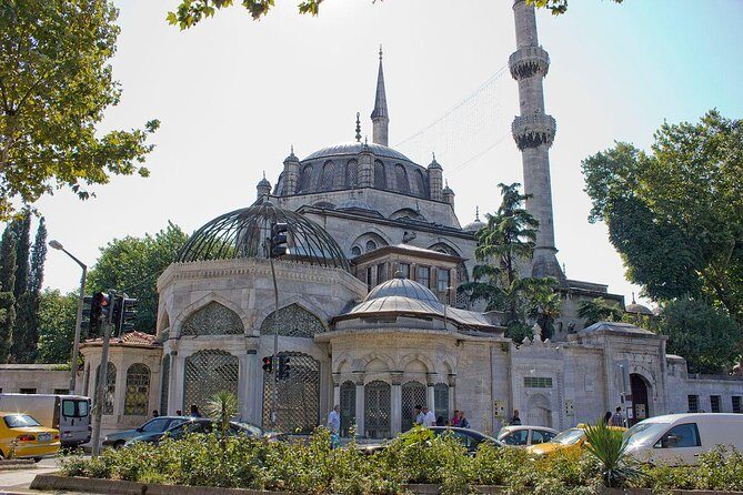 Asian Side of Istanbul: Uskudar and Kadikoy Full Day Walking Tour - Transportation and Group Experience