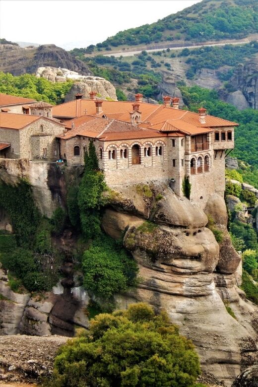 Athens: 2-Day Meteora Tour in Spanish with Guide & Hotel - What Makes This Tour Stand Out?