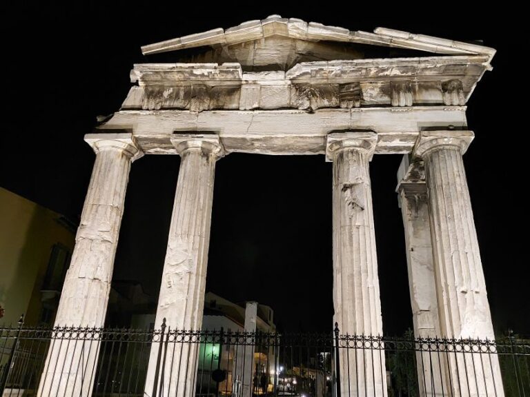 Athens: City Highlights Nighttime Walking Tour in Spanish - What It’s Like to Walk with a Knowledgeable Guide