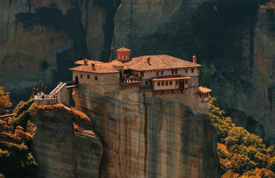 Athens : Delphi - Meteora - Thermopulae 2 day tour ! - Itinerary Breakdown: What to Expect