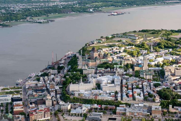 Attitude-Helicopter: Helicopter tour of Quebec City - What to Expect During Your Flight