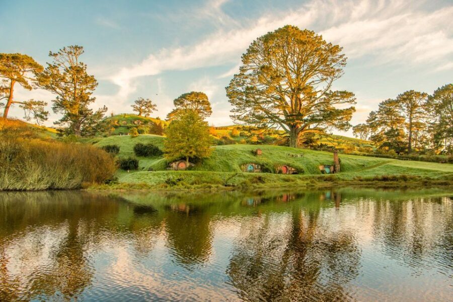 Auckland: Hobbiton Movie Set Day Trip with Festive Lunch - Exploring Hobbiton: The Movie Set