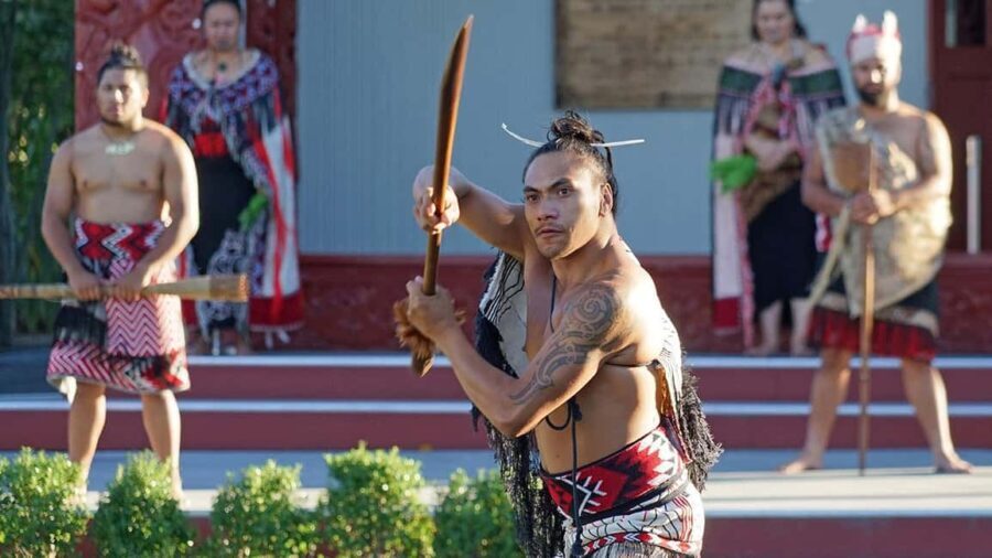 Auckland: Rotorua Highlights with Te Puia Tour, Show & Lunch - Exploring Rotorua’s Top Sights