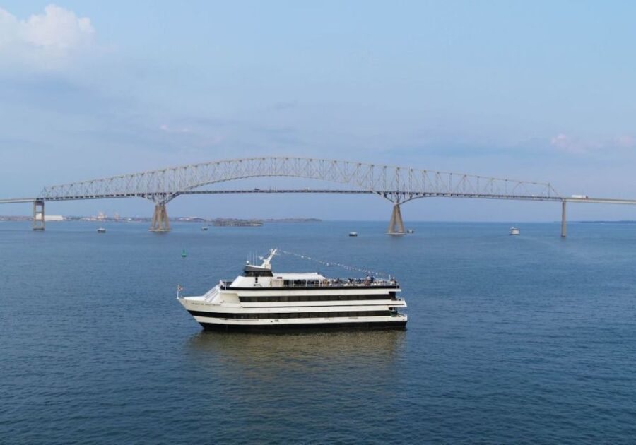 Baltimore: Thanksgiving Day Lunch Cruise - Food and Drinks