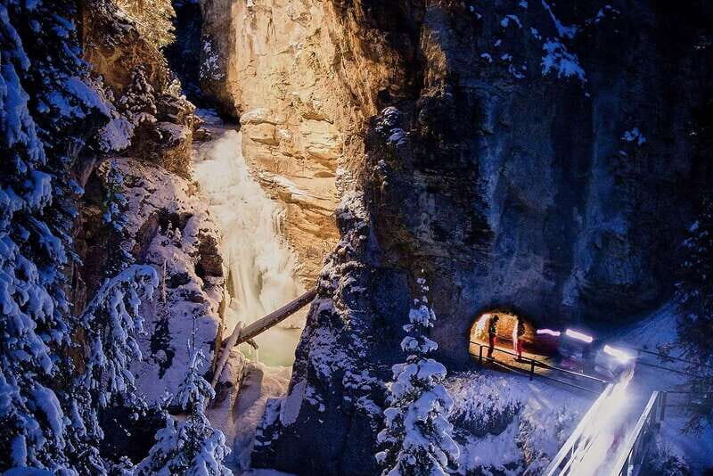Banff: Johnston Canyon Evening Icewalk - An In-Depth Look at the Johnston Canyon Evening Icewalk