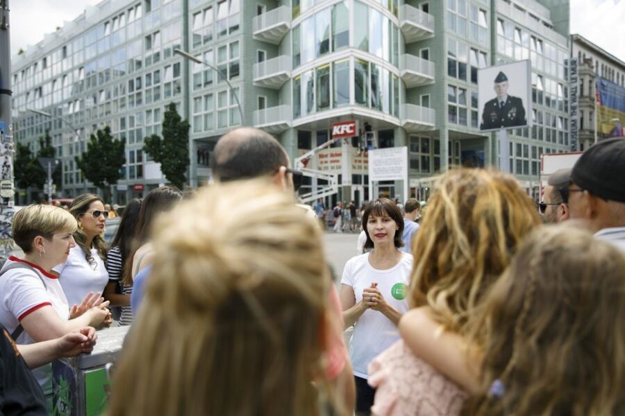 Berlin: 4-Hour Guided Highlights Tour in Spanish - The Experience in Detail