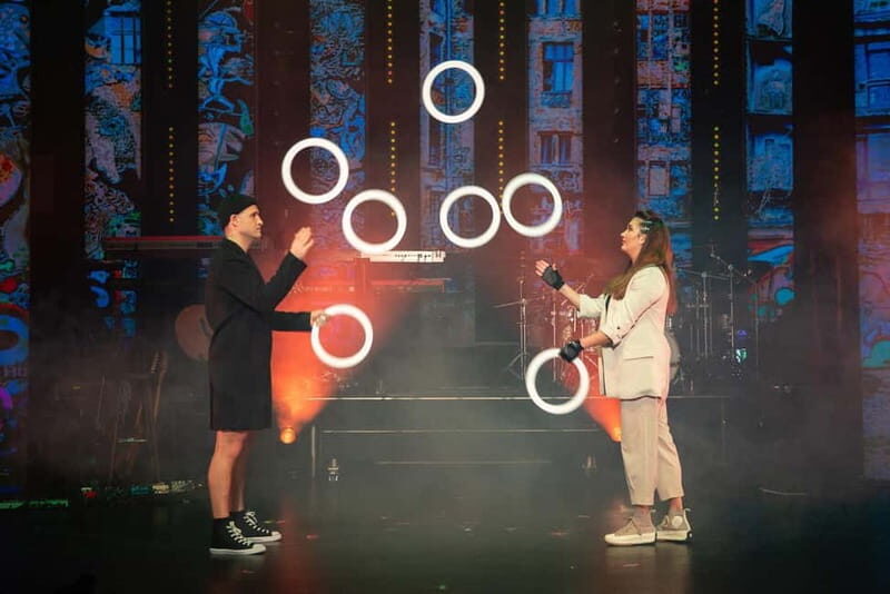 Berlin: "90s Forever - Hits & Acrobatics" - Varieté Show - A Detailed Look at "90s Forever" in Berlin
