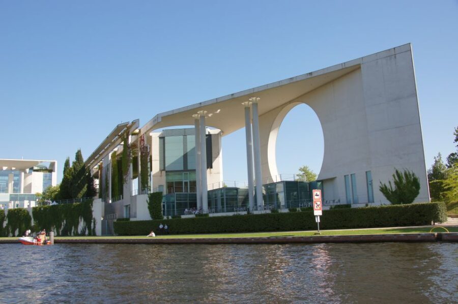 Berlin: Dinner Cruise on the Spree with Prosecco - The Meal and Drinks