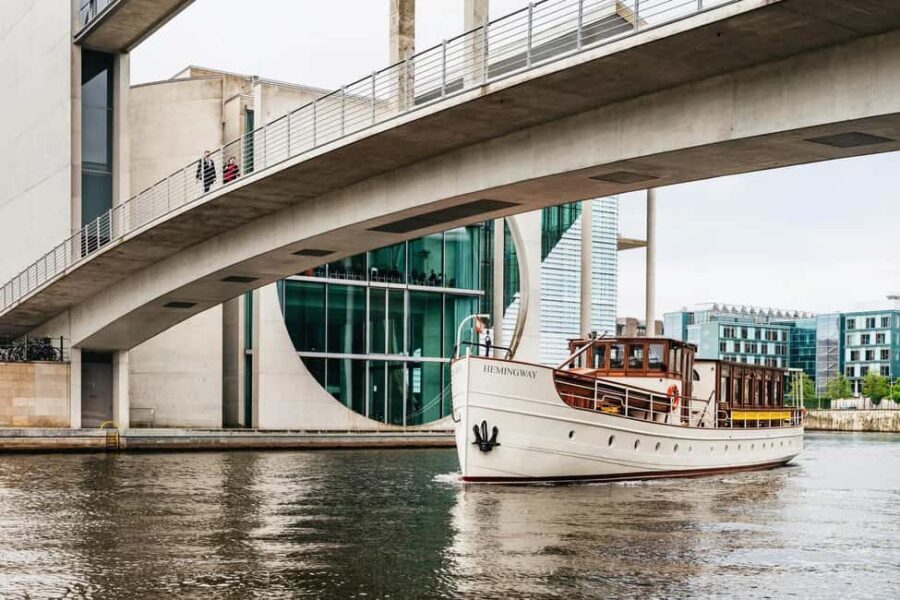 Berlin: Evening Yacht Cruise with Aperitif - Seating and Comfort