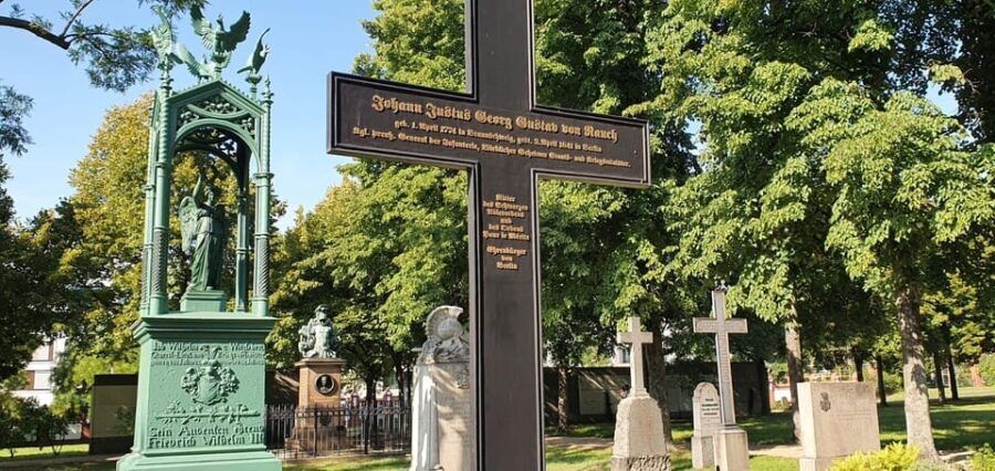 Berlin: Tour through the Invalids' Cemetery - What Makes This Tour Stand Out