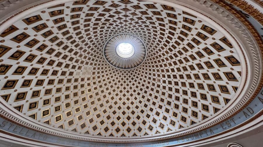 Between Creations and Miracles: Handicrafts and the Basilica of Mosta TOUR IN PORTUGUESE - What You Can Expect
