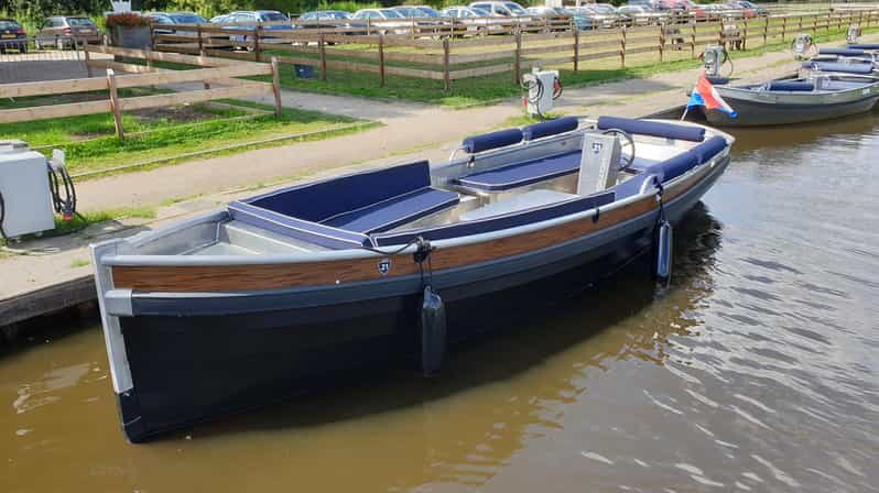 Boatrental 2 Hours 12 Person with Steeringwheel and cushions - Exploring Giethoorn by Boat: An In-Depth Review