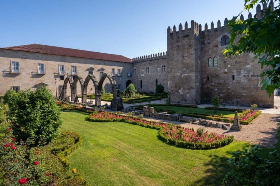 Braga: Private & Flexible Walking Tour in Historic Center - Discovering Braga with the Walkbox App