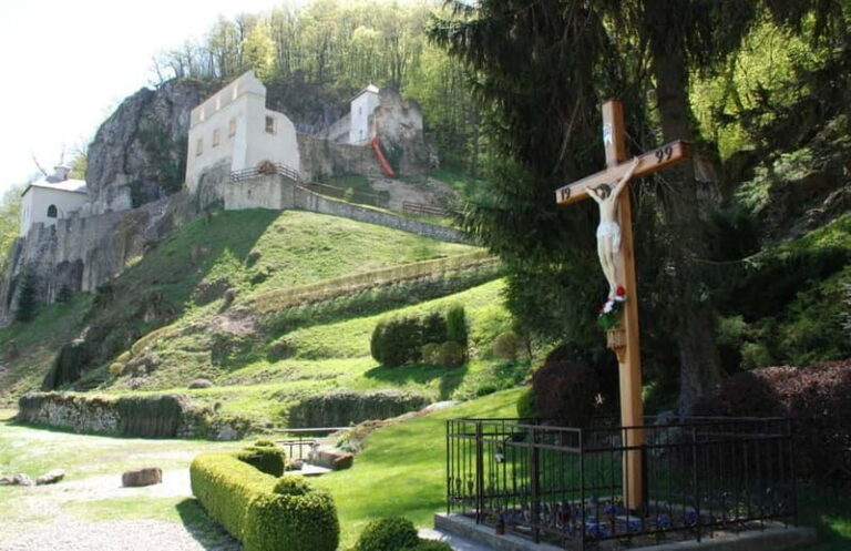 Bratislava/Slovakia: Trencin Castle, Piestany Spa, Monastery - FAQs
