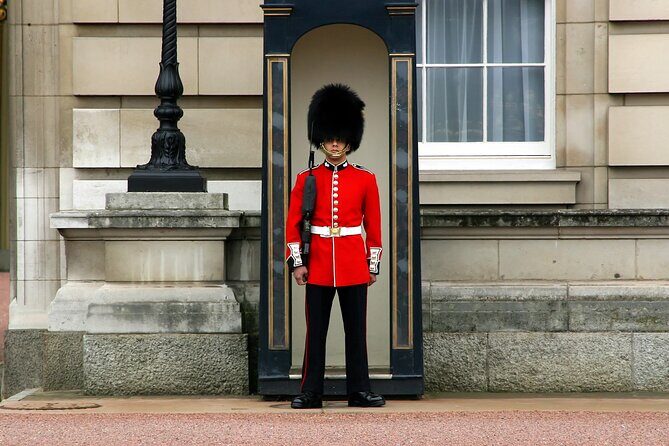 Buckingham Palace, Changing of the Guard & Thames Boat Ride - Filming Locations from "The Crown"