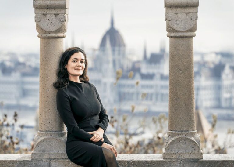 Buda Castle: Group photoshoot with a local guide - What Makes This Photoshoot Stand Out?