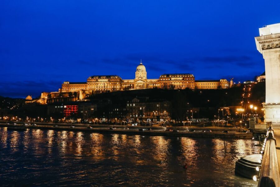 Budapest: 1-Hour Evening Sightseeing Cruise with Drink - Who Is This Tour Best For?