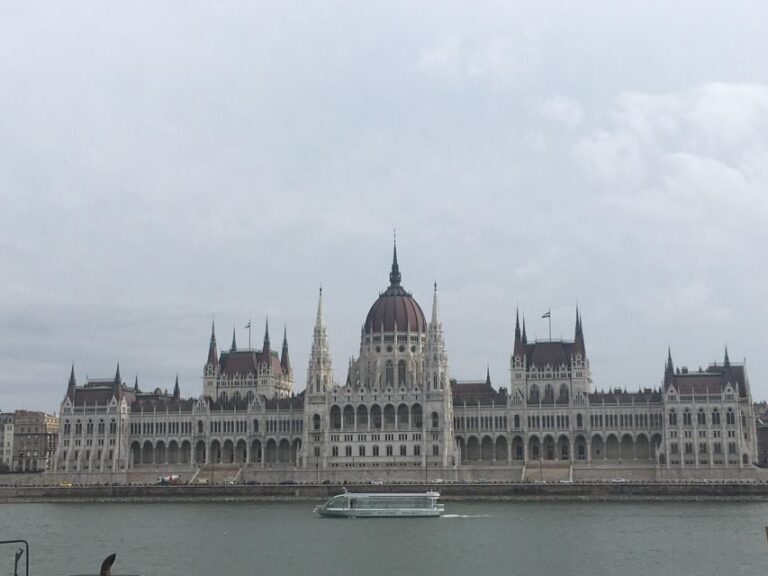 Budapest: Private Sightseeing Walking Tour with Local Guide - Why This Tour Is a Great Fit
