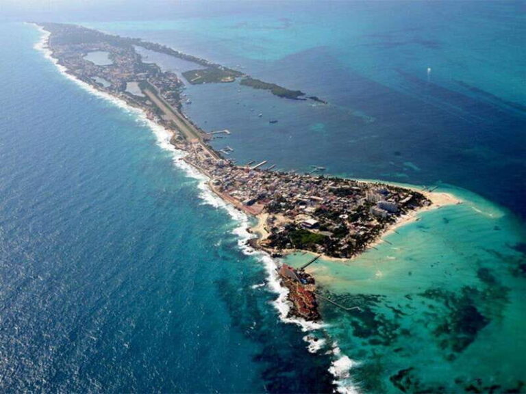 Cancun: Half Day Private Catamaran to Isla Mujeres - Sailing to Isla Mujeres: Scenic and Serene