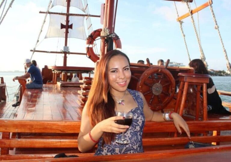 Cancun: Romantic evening in galleon with dinner and open bar - Drinks and Entertainment