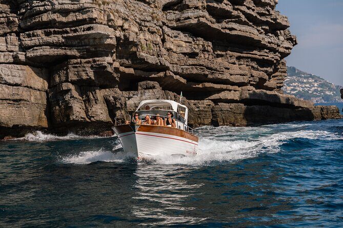 Capri and Positano Classic Private - 25ft Classic Boat - What’s the Experience Like?