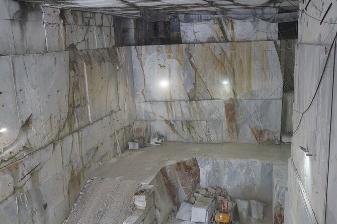 Carrara: Exclusive Marble Cave Tour Adventure in a 4x4 - Exploring the Carrara Marble Quarries by 4x4