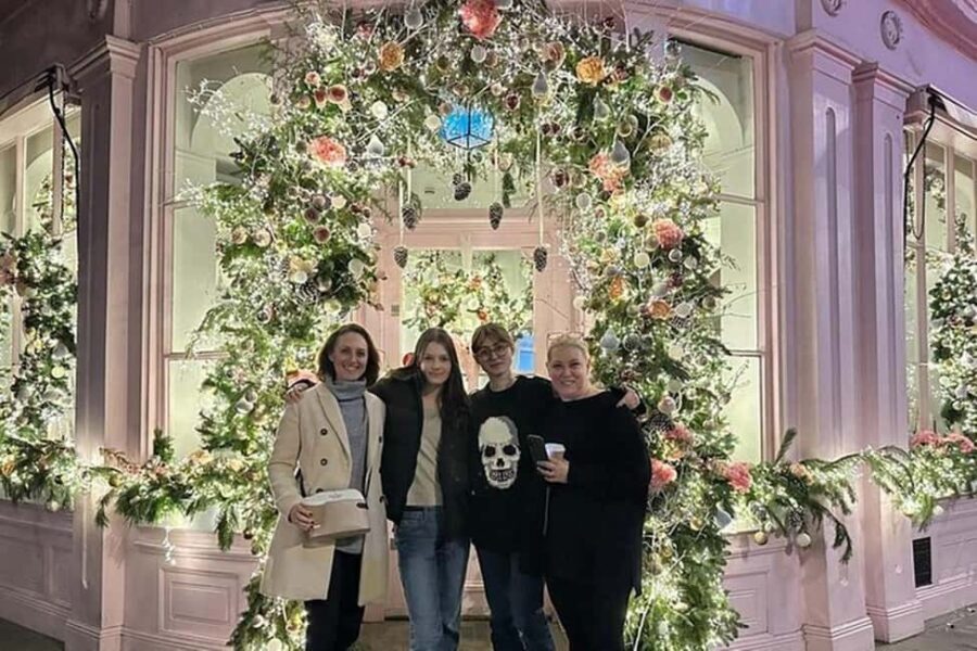 Christmas Lights Taxi Tour with Hotel Pickup - FAQs