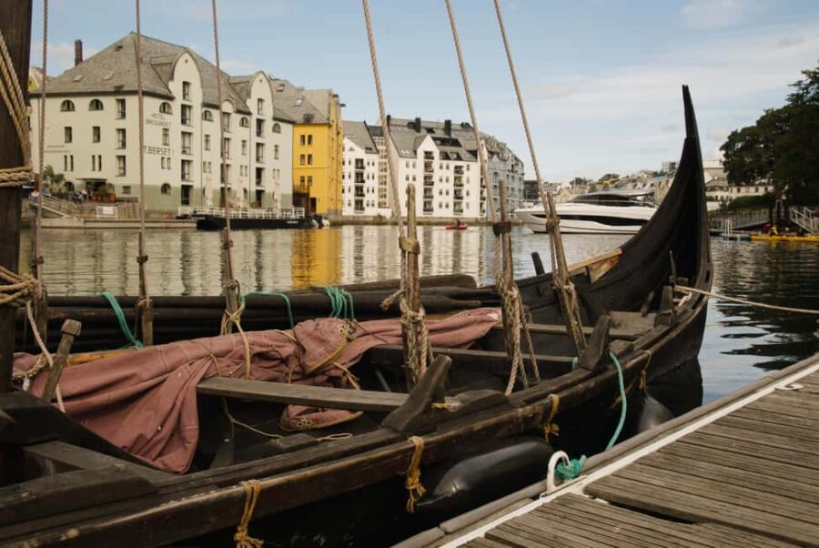 City tour in Ålesund: Art Nouveau, sea views, and insider tips - Key Points