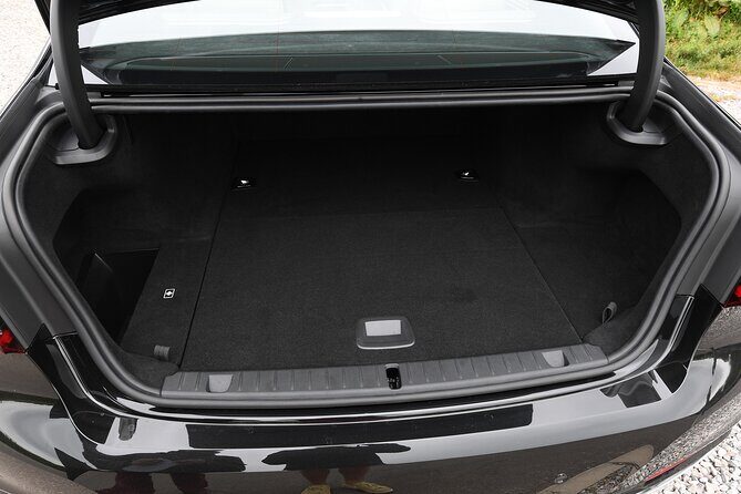 CO2-Offset| Arrival from CWL Airport to Cardiff by Luxury Vehicle - Why Consider This Transfer for Your Cardiff Trip?