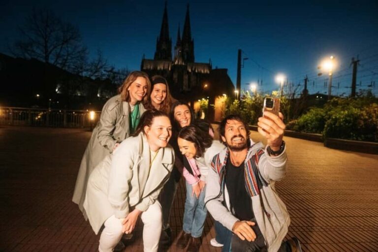 Cologne: Cologne Cathedral & Old Town in the evening  interactive tour with projector - A Deep Dive into the Cologne Evening Tour