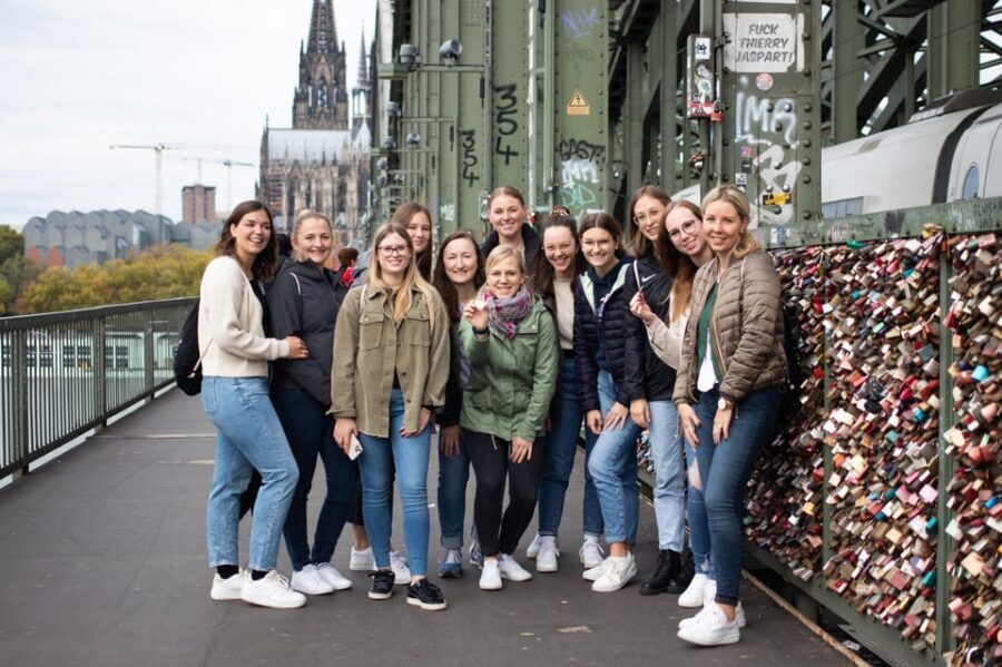 Cologne: JGA Tour in der Altstadt mit Fotoshooting - What’s Included and What’s Not