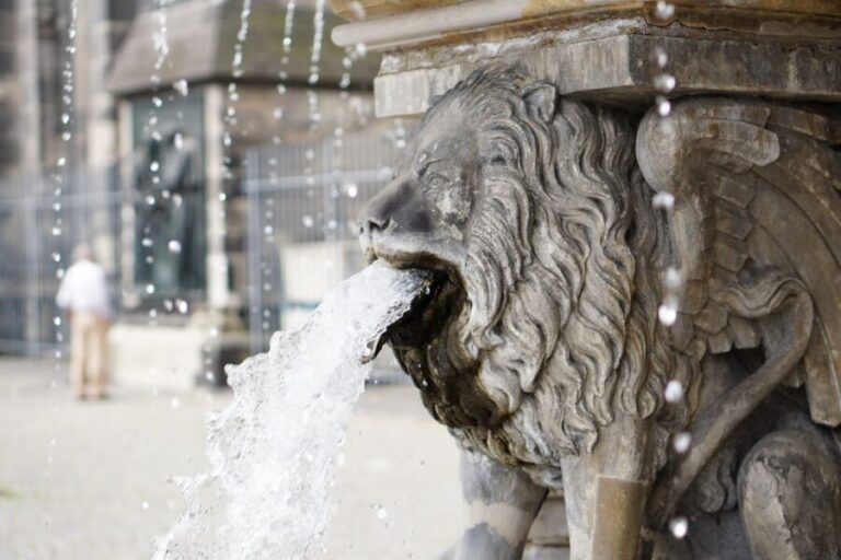 Cologne: Old Town Highlights Walking Tour - Roman Roots and Ancient Artifacts
