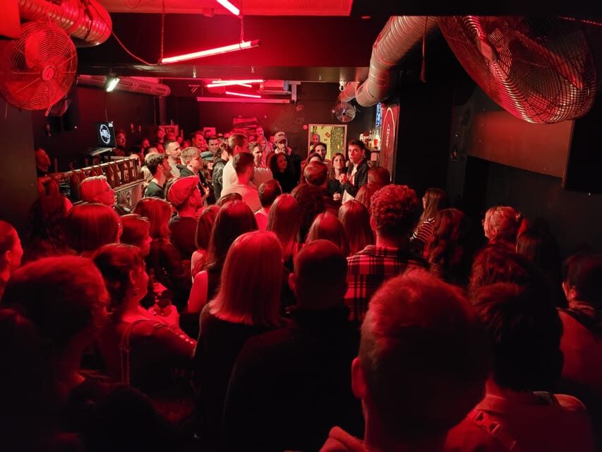 "Comedykills" - das Open Mic im Glockenbachviertel - A Close Look at Comedy Kills in Munich