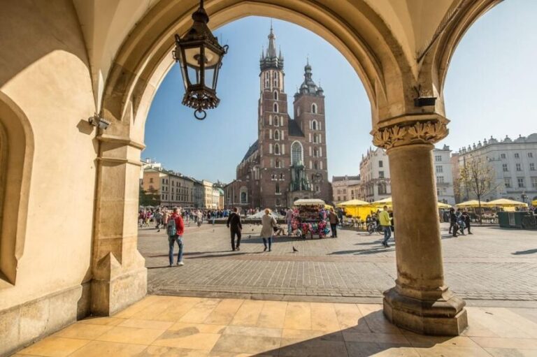 Cracow's Old Town sightseeing & St. Mary's Basilica Visit - A Walk Through Krakow’s Iconic Old Town