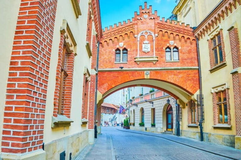 Czartoryski Palace Museum Tickets and Krakow Old Town Tour - Exploring Krakow’s Old Town and Czartoryski Palace in Depth