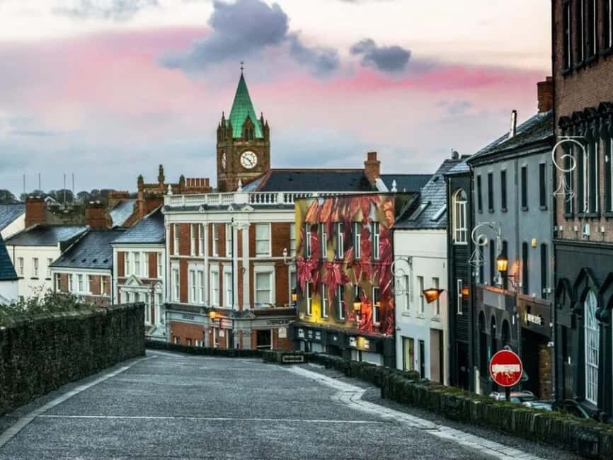Derry: Guided Tour of Walls, Murals, and Scenic Views
