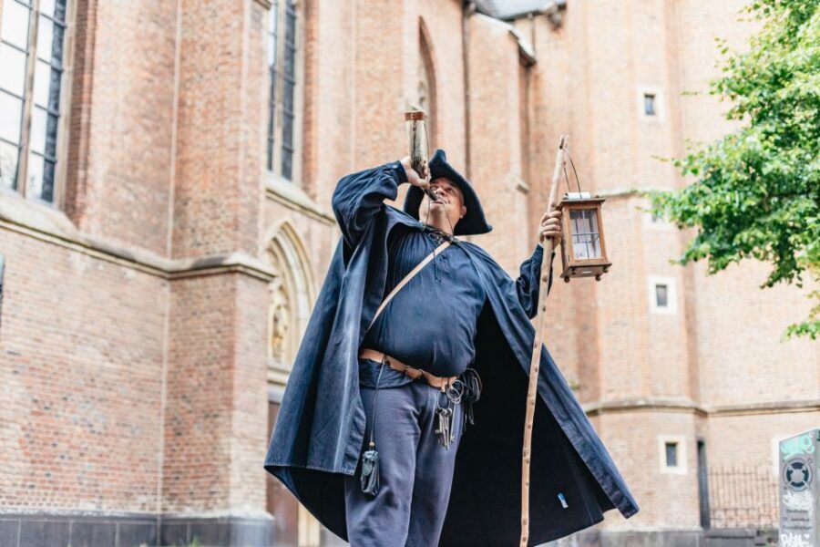 Düsseldorf: Guided Tour with a Night Watchman - Authenticity and Guide Quality