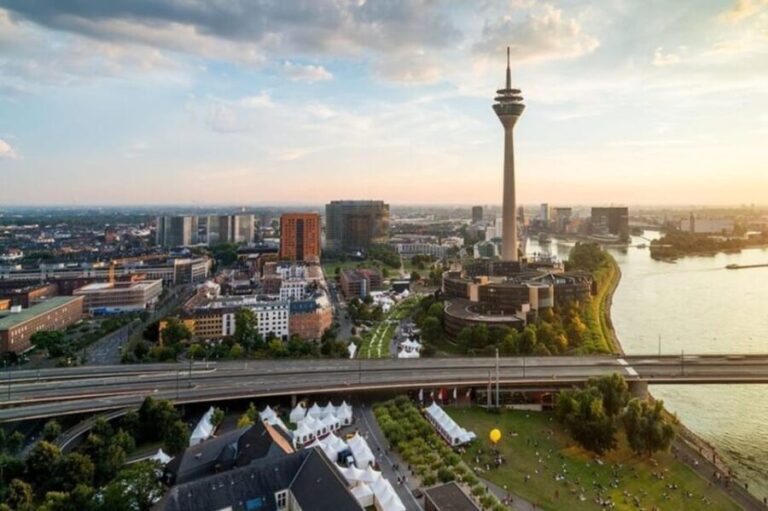 Dusseldorf : Highlights Walking tour with A Guide - Exploring Dusseldorf’s Historic Old Town and Beyond