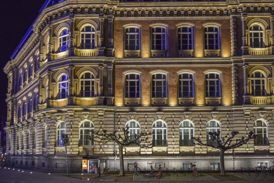 Düsseldorf Old Town - Private Guided tour - Architectural Marvels: The Town Hall and Statues