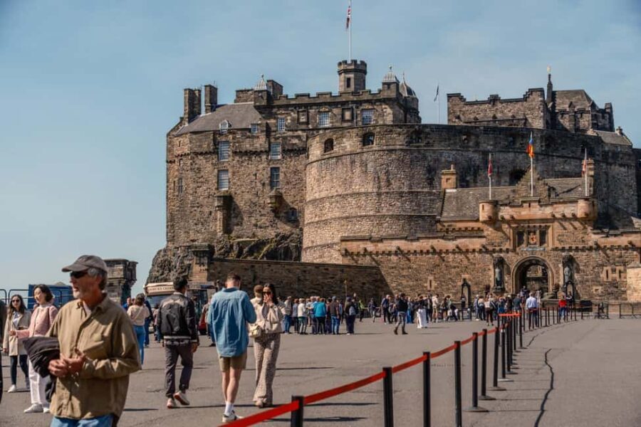 Edinburgh Castle Tickets & Tour - Scottish Guide In a Kilt - Starting Point and Group Size