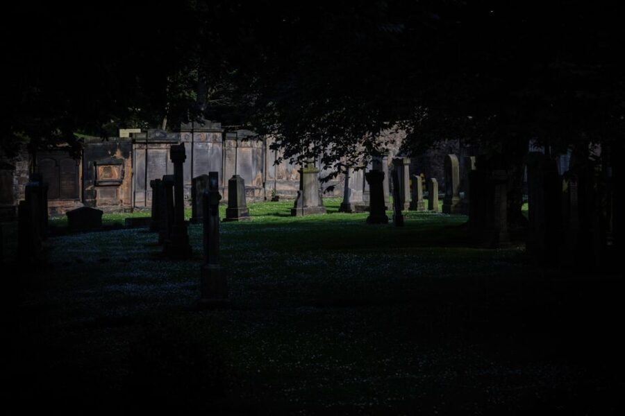 Edinburgh: Guided Ghost Walking Tour in Spanish - A Closer Look at the Tour Experience