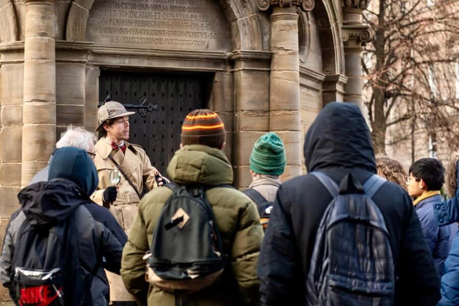 Edinburgh: Historical Gems Tour with Whisky & Local Flavours - Exploring Hidden Alleys and Architectural Treasures
