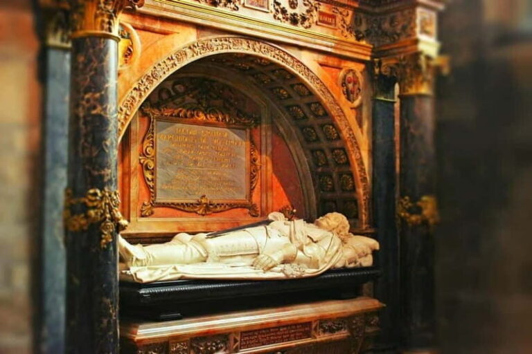 Edinburgh: Monsters of The Royal Mile - A Dark History Tour - What’s Included & What’s Not