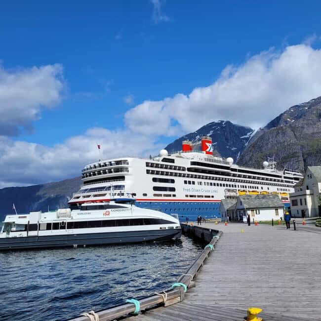 Eidfjord: Vøringsfossen Waterfall Roundtrip Transfer 2B - An In-Depth Look at the Vøringsfossen Roundtrip Shuttle